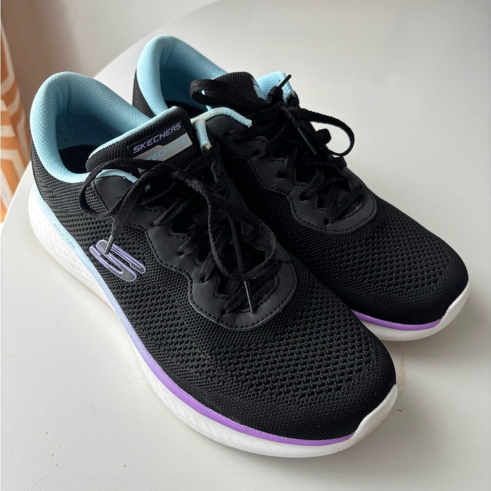 ✨ Like new ✨ Skechers women’s 11 - Black and Purple Sneakers memory foam